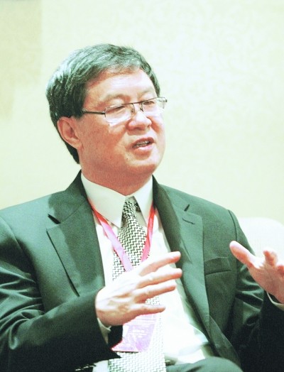 张庭伟接受本报记者采访.