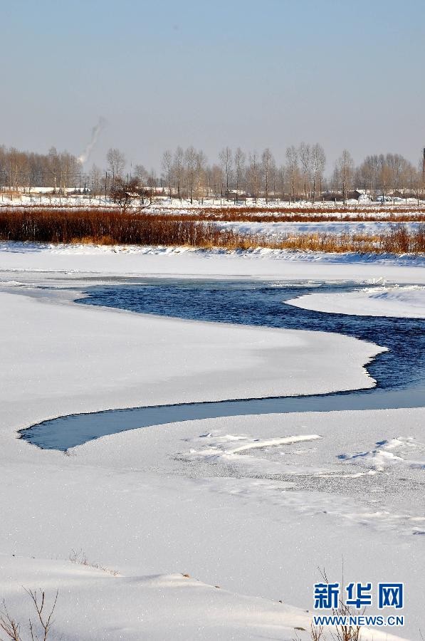 11月18日在内蒙古呼伦贝尔牙克石市扎敦河畔拍摄的冬日雪景.