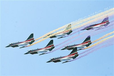 資料圖:中國空軍殲-10六機編隊進行表演.