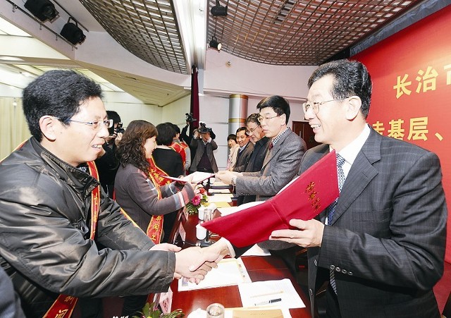 市委书记田喜荣为受表彰的先进个人颁奖.李宁 梁栋 摄