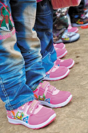 山里留守娃穿上了温暖冬鞋(组图)