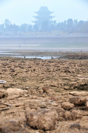 长沙湘江水位创历史新低(图)