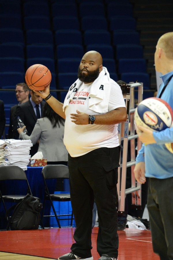 哈登大胡子保镖的魁梧身段,这肚子,这光头,真吓人.