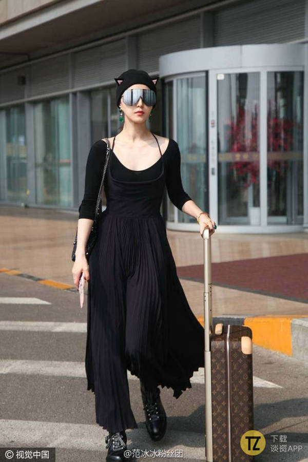 然鹅,冰冰依然很高兴的戴着这副眼镜,从刚抵达巴黎开始就戴着了