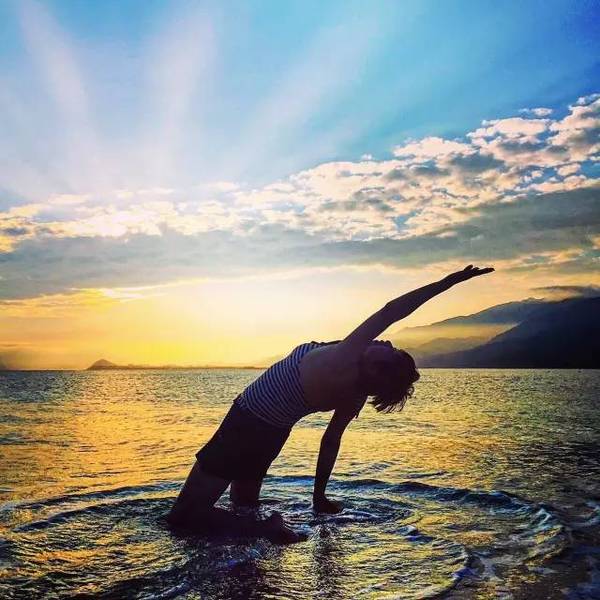 面朝大海上的夕阳练瑜伽,修炼的不仅是身材,更是心境.