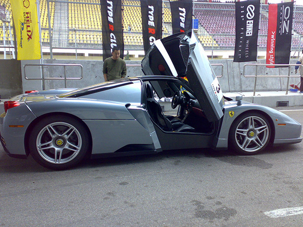 如果要问什么是鸥翼门的终极形态,那么就不得不说到特斯拉-model x了