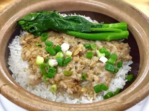 梅菜肉饼煲仔饭,15闷,一大块手工肉饼满铺