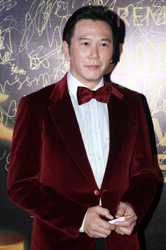 温兆伦助阵电影盛典 金巧巧裸色透视装惊艳