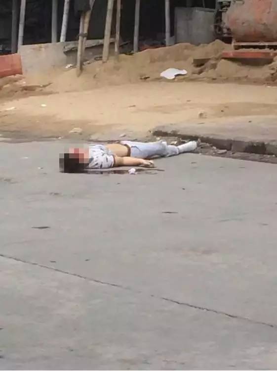 因为感情?钱?年仅20来岁的他选择在虎门龙眼社区跳楼自杀,当场死亡!