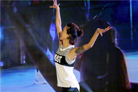 河南:90后热裤美女街头"单挑"大妈(图)