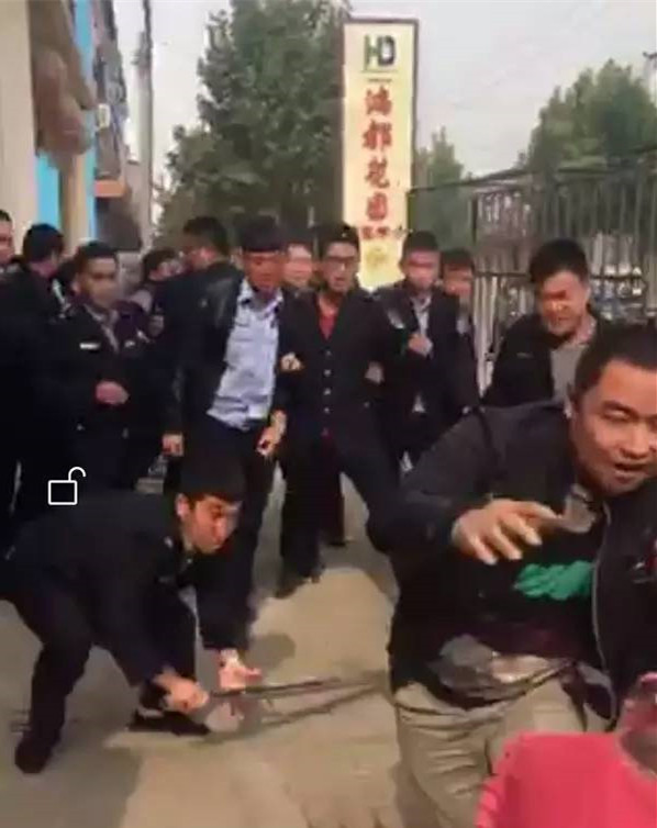 据了解,事发地为邯郸市成安县城一家不锈钢铁艺门市,商户称自己遭到了