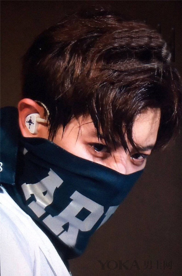 刘海长的男生戴发带,要挑出头发来,发带贴在额头前,并使发带在头发中