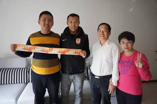 曹聪一家与范晓冬合影