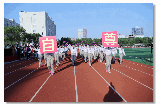 江科附中第二届田径运动会在绿茵足球场隆重开幕