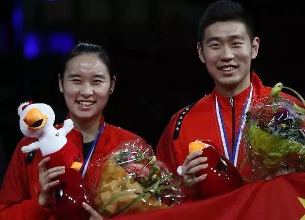 尽管刘成与包宜鑫的确是情侣关系,但这样的拆对跟是不是情侣毫无关系.