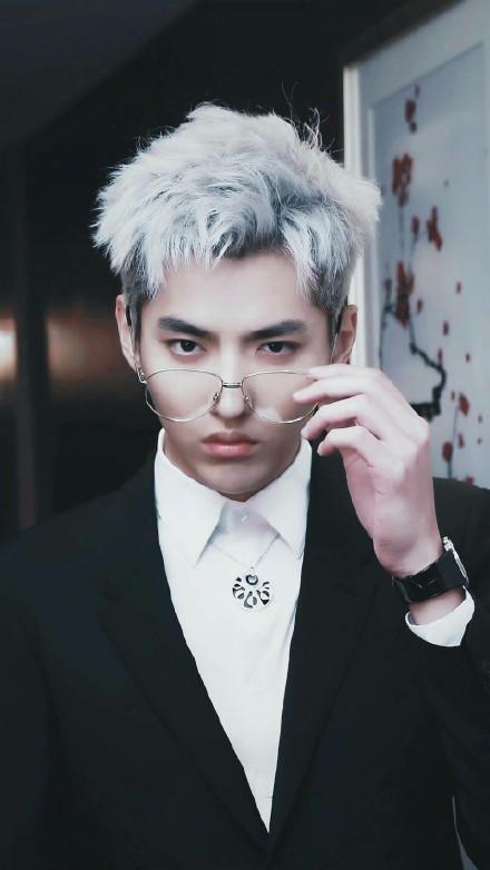 冷漠脸难道是时尚圈标配?终于知道吴亦凡郑秀晶