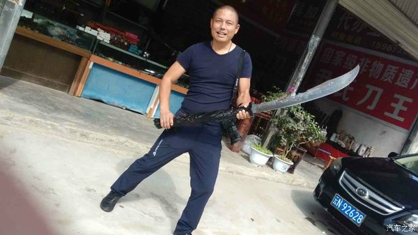 阿昌族人吸收了汉族的兵器制造技术,最后形成了自己独特的户撒刀锻制