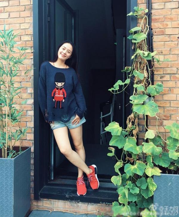 换上运动风的衣服也很有青春活力,不过现在的王力可貌似胖了一些,看