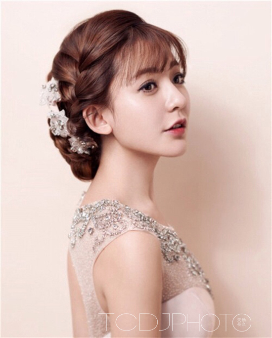 来介绍几款当下流行的韩式新娘发型,喜欢韩式婚纱照的你可不要错过了