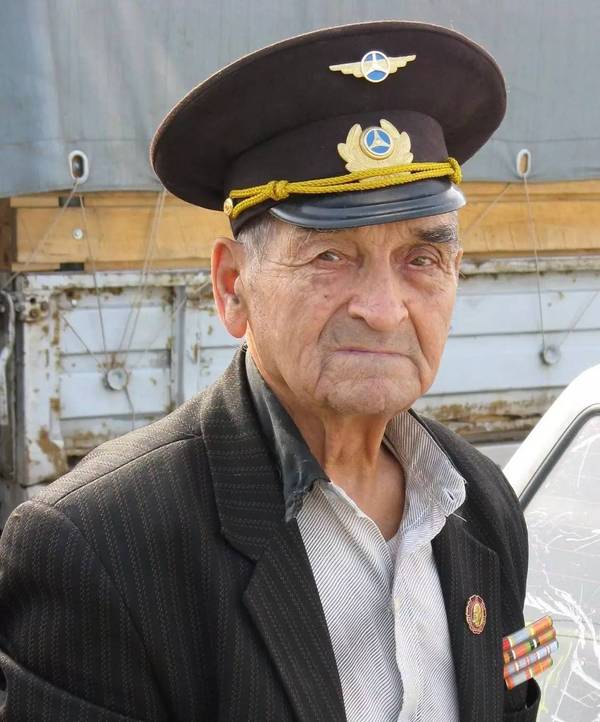 苏联人也试图像德国那样增高帽冠高度,又不愿直接照抄马鞍式造型,遂另