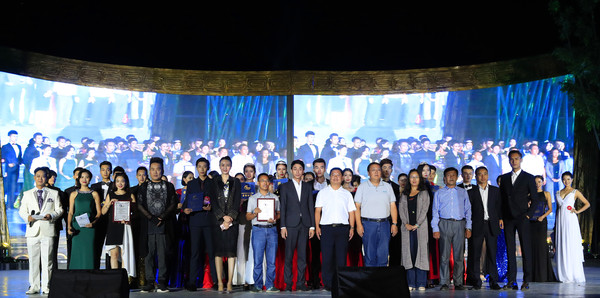 韩道敬为获奖选手颁奖