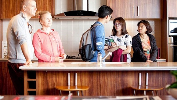 这些外国中介为了卖房,真是拼了