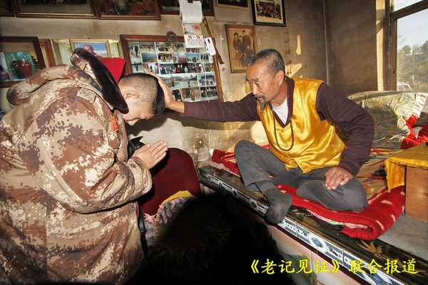 任钦扎木苏喇嘛正在例行每天的转经佛事, 我们只能在一旁静静等候.