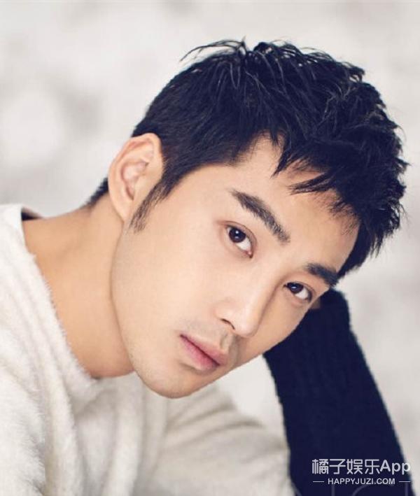 在电影版《微微一笑很倾城》中饰演"战天下"的庞瀚辰.