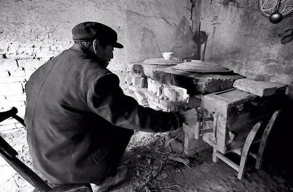 小时候最喜欢偷偷地去转动它,因为大人不准我们玩,还编了些"谎话",说