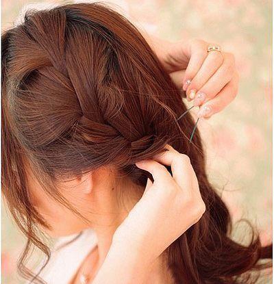 编织到发尾部分后搭配上精致的蝴蝶结发饰,这款优雅迷人的编发发型就