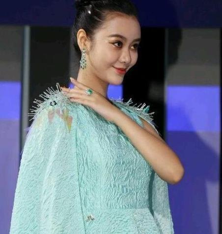 "超女"何承熹又开始模仿范冰冰了,大家都围绕"冰冰准备婚礼"的话题时