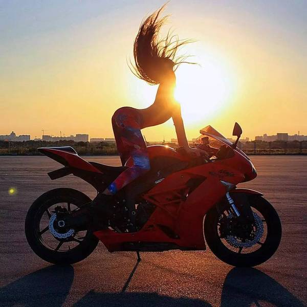 最好的跑车交流公众平台 跑车世界 交朋友请加朋友圈 点击阅读