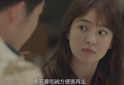 明星也爱吃泡面,不老女神刘晓庆为吃泡面延误