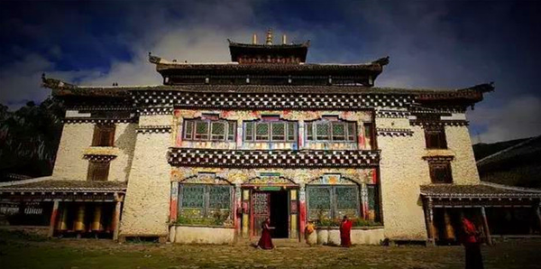 g新龙县县境以北甘(孜)新(龙)公路经100公里与国道317线相连 县境以南