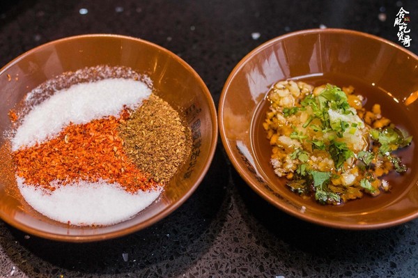 左干碟,右油碟 她知道彭彭爱吃羊肉,但彭彭不知道她喜欢牛肉.