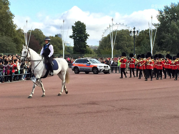 在人缝中我看到了走入白金汉宫广场的皇家卫队,女骑警在在游人面前