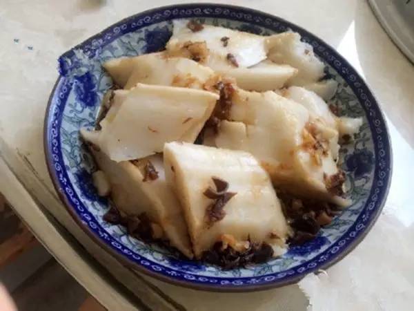 北海水籺(盖籺),用米磨成浆蒸熟,一般有5层,每层不超过5mm,最上层铺的