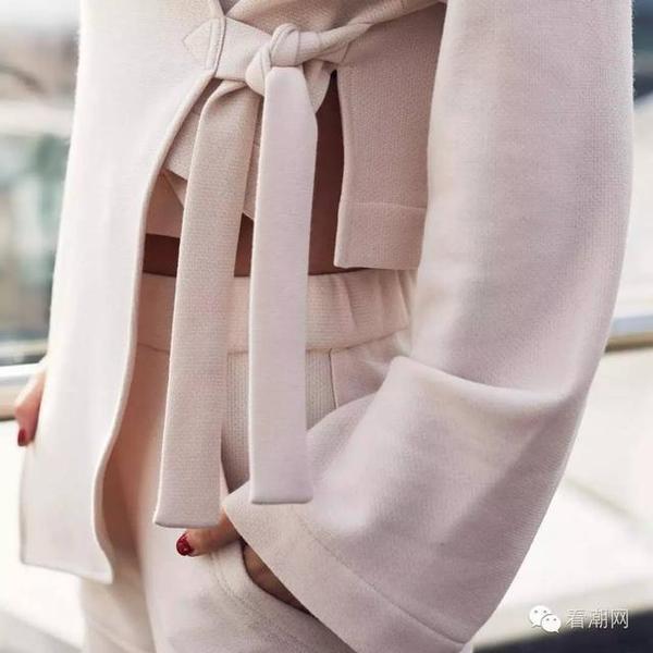 很喜欢这个裙子的设计,1/2侧身开叉,裙身部分做了贴袋的处理,同时做了