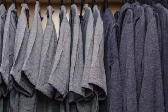 你只知道扎克伯格有10件一样的t恤,却不知道每件都要2700元!