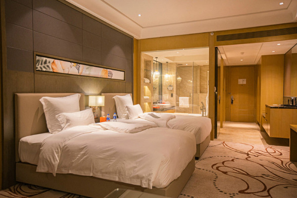 酒店拥有254间宽敞舒适的客房及套房,设计高雅,配套豪华