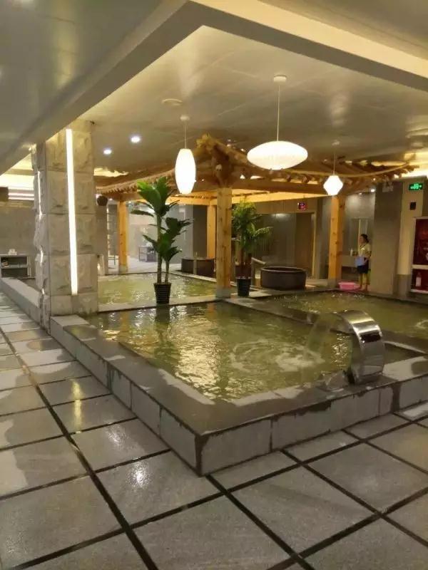 佰家汤泉品美食泡温泉 享受秋冬季的温暖