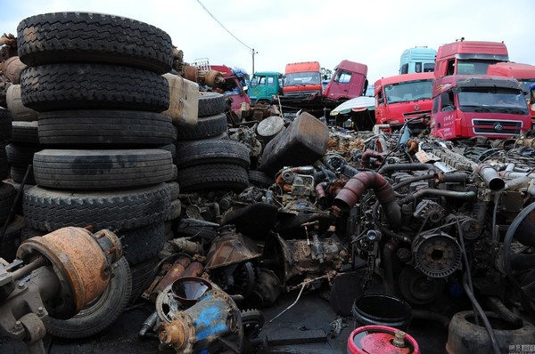 废旧汽车拆车场,从高空俯瞰南宁这座最大的"汽车坟场",现场数以万计的