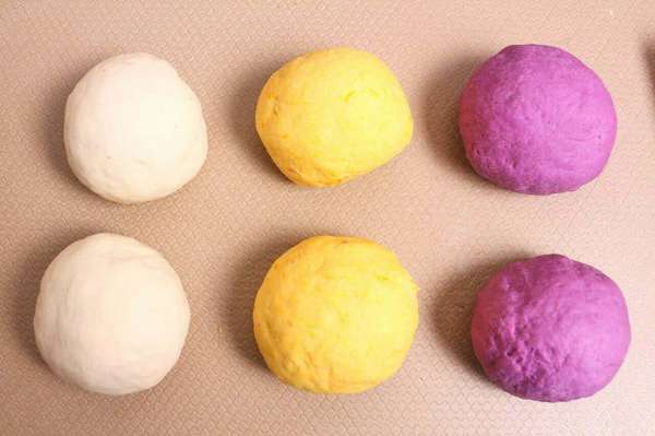 ⑨三种颜色的面团每个分成两个均匀的小剂子,揉成圆形备用.