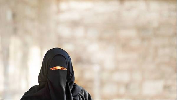 作品简介:土耳其信奉伊斯兰教的妇女全身着装保守,只能露出两个眼睛.