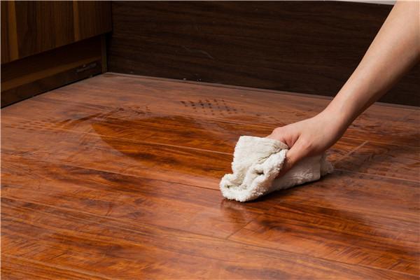 浓碱水:地板上有润滑脂之类的油迹,可用煮沸浓石碱水溶液清洗,然后