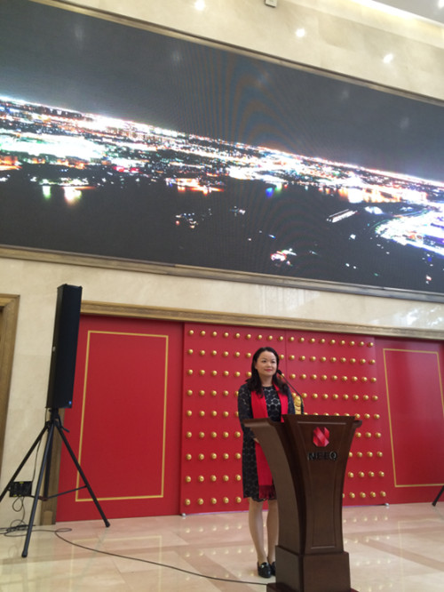 (环球娃娃总经理林艳女士上台致辞) 环球娃娃安全座椅产品远销欧洲