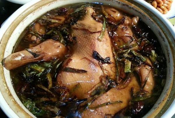 要带你一起去吃新聚丰菜馆的"母油船鸭",它是2000多道太湖船菜中的