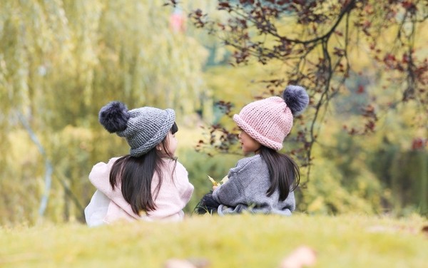 这对超萌小闺蜜的秋日写真美爆朋友圈.