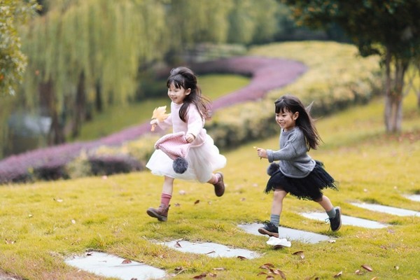 这对超萌小闺蜜的秋日写真美爆朋友圈.
