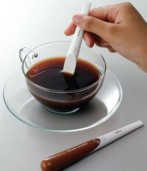 带咖啡的搅拌棒